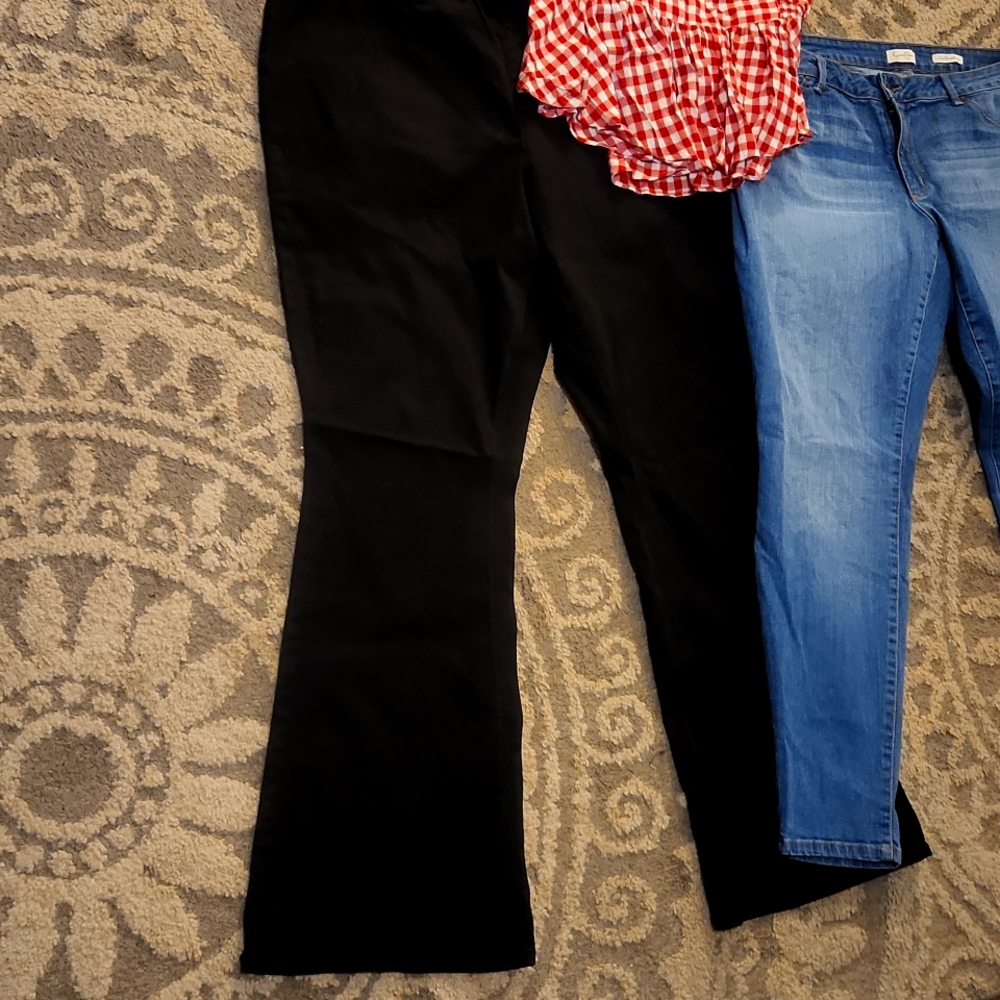 Blackwide leg jeans a blue jeans and top.